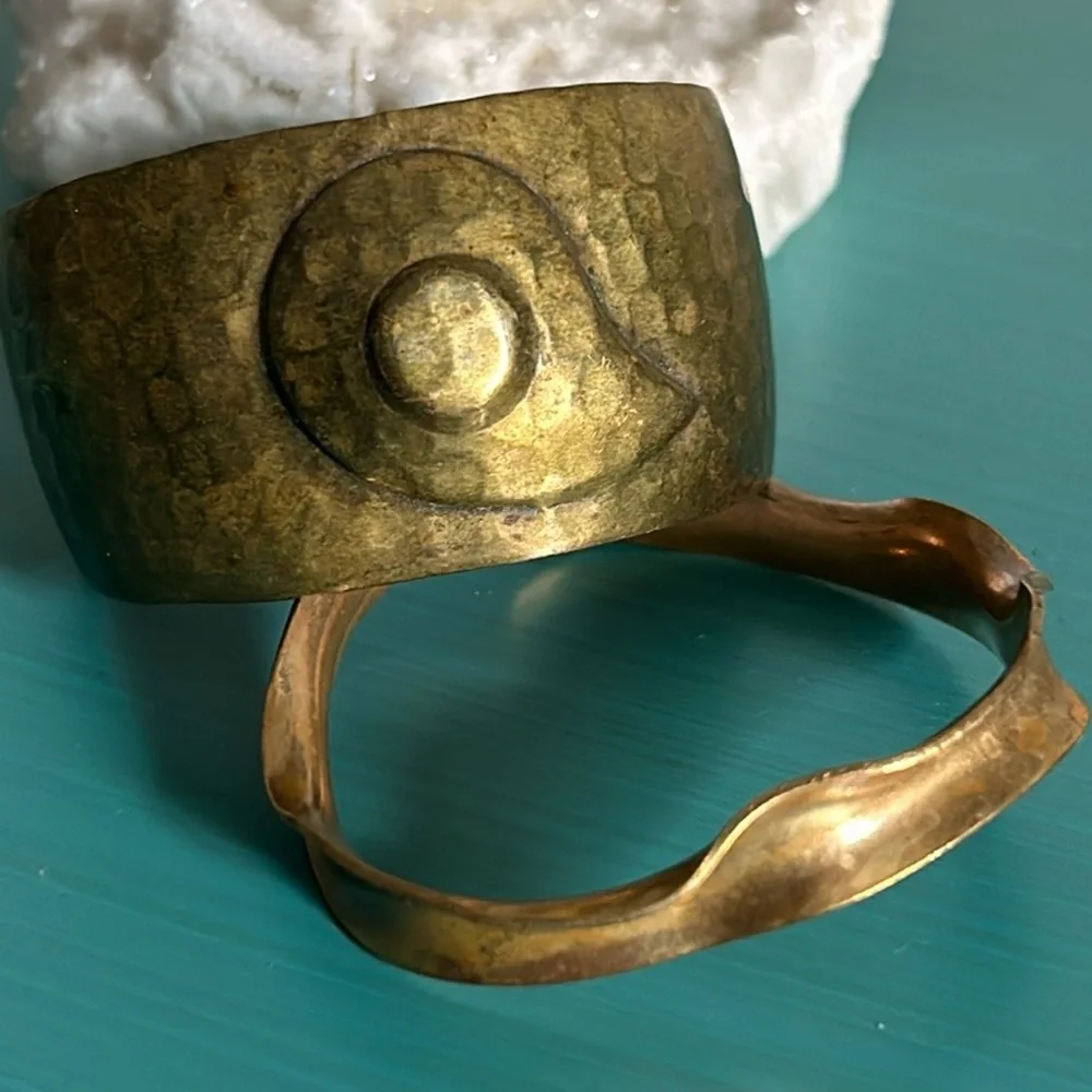 Vintage 2 Piece Collection Brass Antique Gold Colored Hammered Cuff Bracelets - Picture 8 of 8
